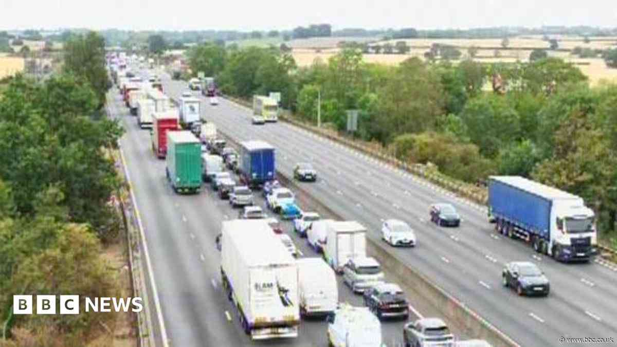 Multi-vehicle crash closes northbound section of M1