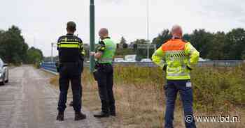 Bestelbus ramt politieauto bij controle op A2, bestuurder slaat op de vlucht