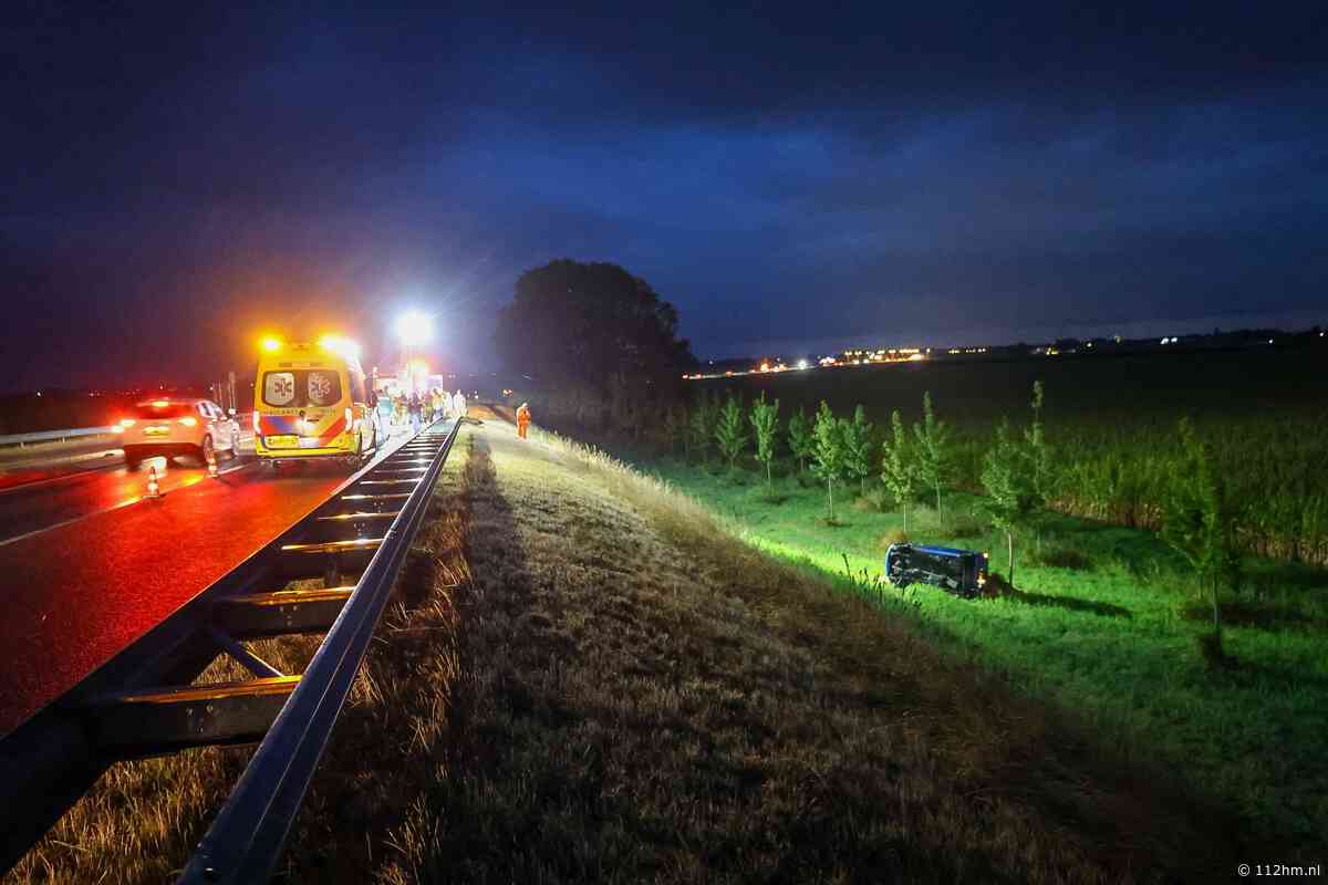 Automobilist belandt met auto onderaan talud langs N207 bij Leimuiden