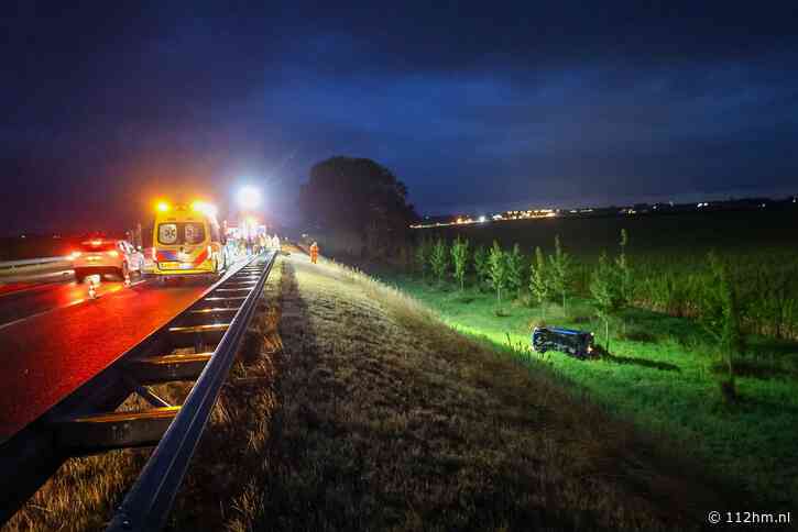 Automobilist belandt met auto onderaan talud langs N207 bij Leimuiden