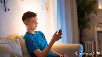 Clevere Menschen stellen ihr Smartphone auf Schwarz-Weiß