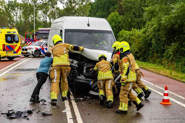 PostNL-bus botst achterop auto bij verkeerslichten