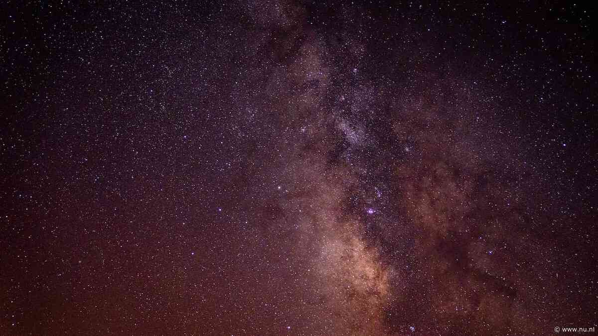 Ster die met 25.000 kilometer per seconde beweegt 'voelt' draaiing van zwart gat