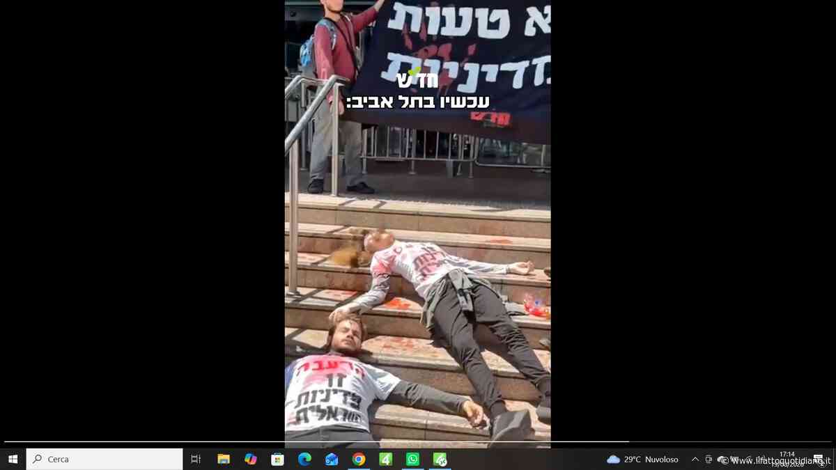Insanguinati e sdraiati davanti al Ministero per protestare contro “i pogrom e il genocidio in Palestina”: la manifestazione del partito Hadash in Israele