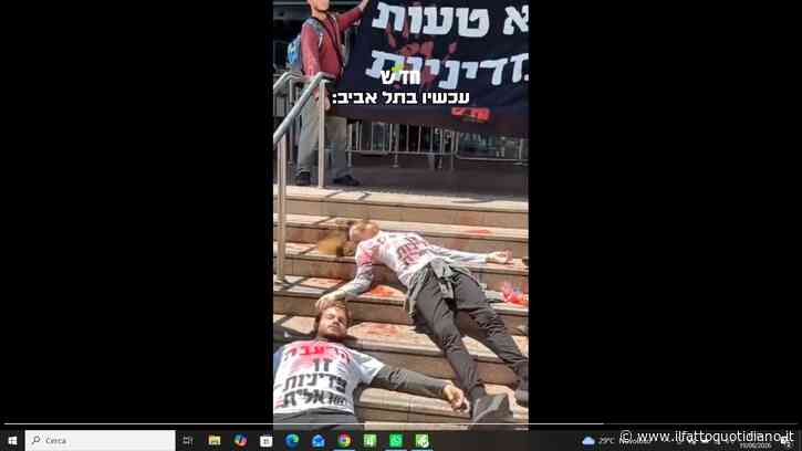 Insanguinati e sdraiati davanti al Ministero per protestare contro “i pogrom e il genocidio in Palestina”: la manifestazione del partito Hadash in Israele