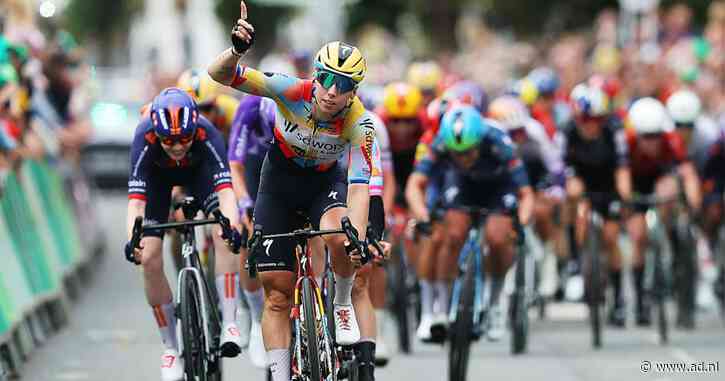 Wiebes sprint op machtige wijze naar zege in eerste koers sinds Tour de France, Kooij nipt geklopt in Renewi Tour