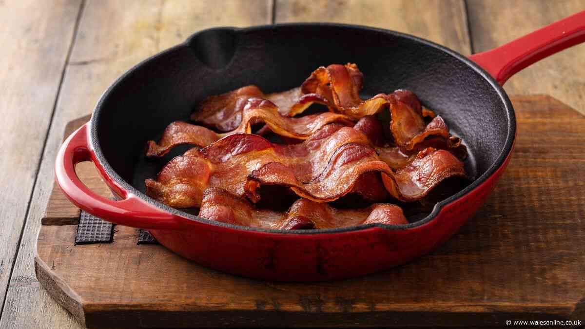 Bacon is crispier if 1 common ingredient is added to the pan before cooking