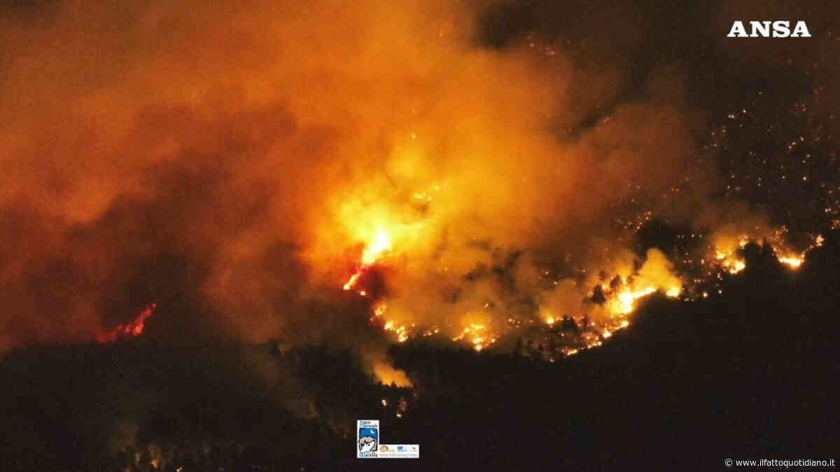 Il monte Morrone nella morsa delle fiamme: la battaglia dell’Abruzzo contro gli incendi. Marsilio: “La prevenzione? Colpa degli ambientalisti”