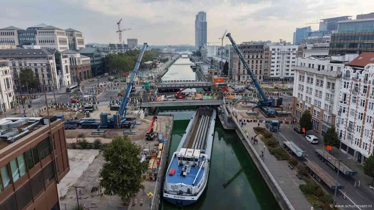 Bijzonder transport over water: liggers van 47 meter naar Brussel