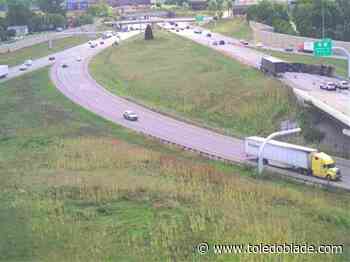 Overturned truck closes I-75 southbound near I-475 in Toledo