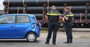 Trein ramt auto op onbewaakte overweg in Moerdijk, bestuurder komt met de schrik vrij