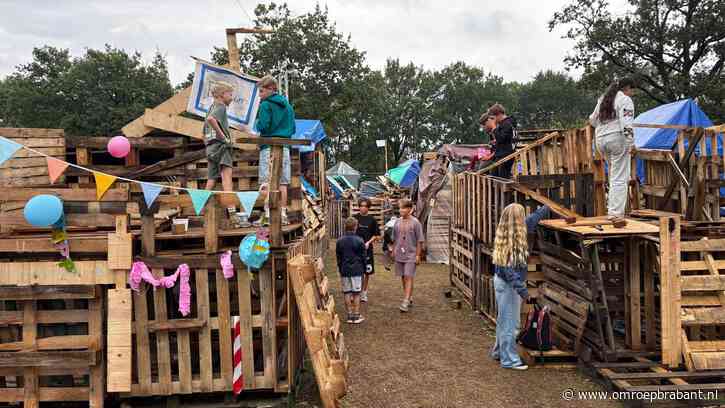 Deze kinderen bouwen houten wijk van 135 hutten in hun laatste vakantieweek