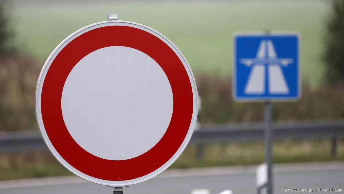 A8 bei Augsburg nach Auffahrunfall mit vier Lkws komplett gesperrt