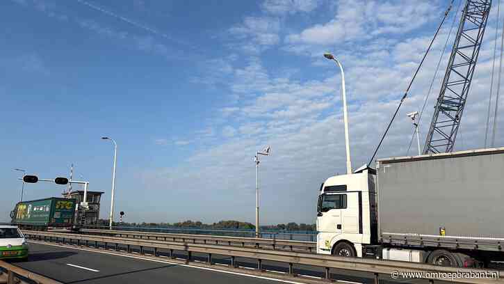 Vrachtwagenchauffeur wil fuik bij Merwedebrug: 'Boete beschermt geen brug'