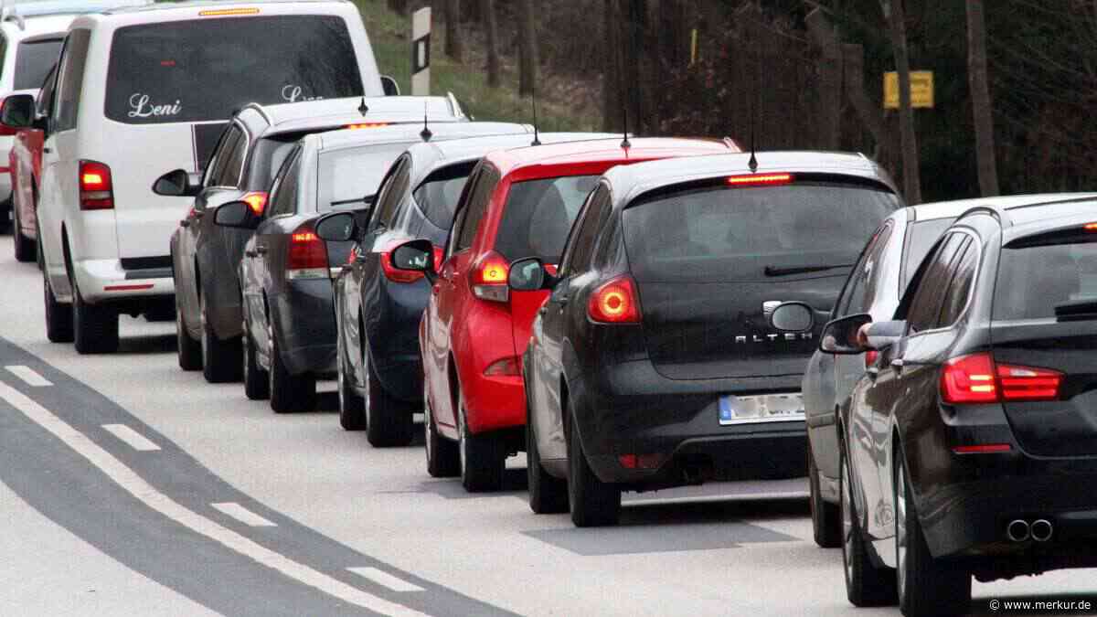 38-Tonnen-Riese landet auf dem Dach: Bundesstraße im Kreis Rosenheim nach Unfall stundenlang gesperrt