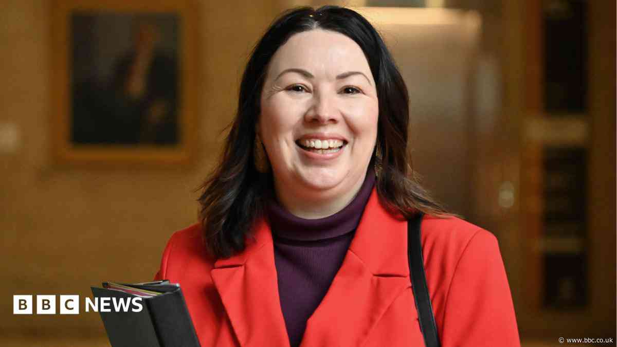 Lennon criticises 'nasty' Scottish Labour as leadership bid fails