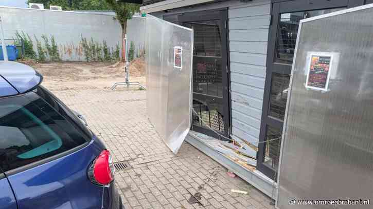 Auto ramt voorgevel van bloemenkiosk, eigenaar Samantha moet wéér sluiten