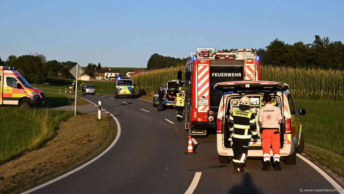 Motorradunfall bei Riedering: Junger Biker kracht frontal in abbiegenden Transporter