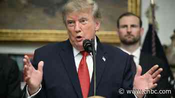 Trump bemoans Fed interest rate policy, says U.S. should be paying much less