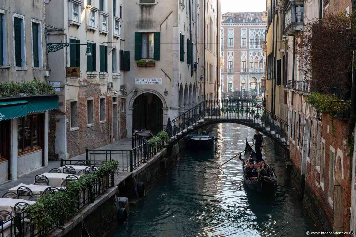 American couple unknowingly breaks Italian law in Venice as locals give them puzzling looks