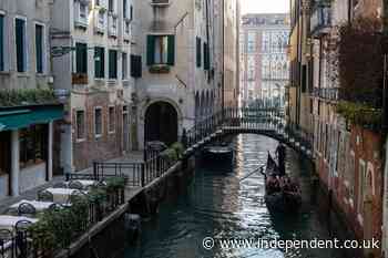 American couple unknowingly breaks Italian law in Venice as locals give them puzzling looks
