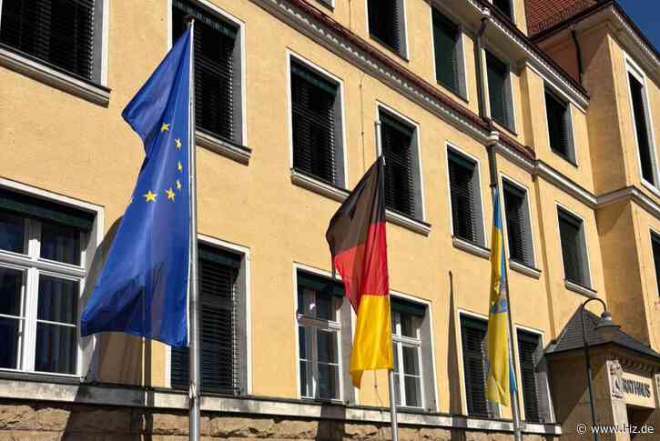 Dritter Flaggenmast am Tauchaer Rathaus steht: Europa-, Bundes- und Stadtflagge künftig dauerhaft gemeinsam sichtbar