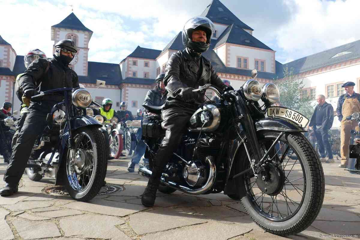 Schlösser- und Burgenfahrt: 100 Jahre alte Motorrad-Raritäten rollen durchs Erzgebirge