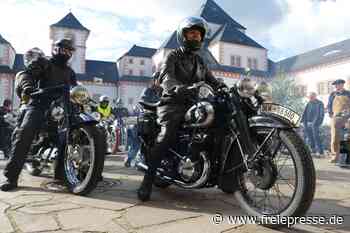 Schlösser- und Burgenfahrt: 100 Jahre alte Motorrad-Raritäten rollen durchs Erzgebirge