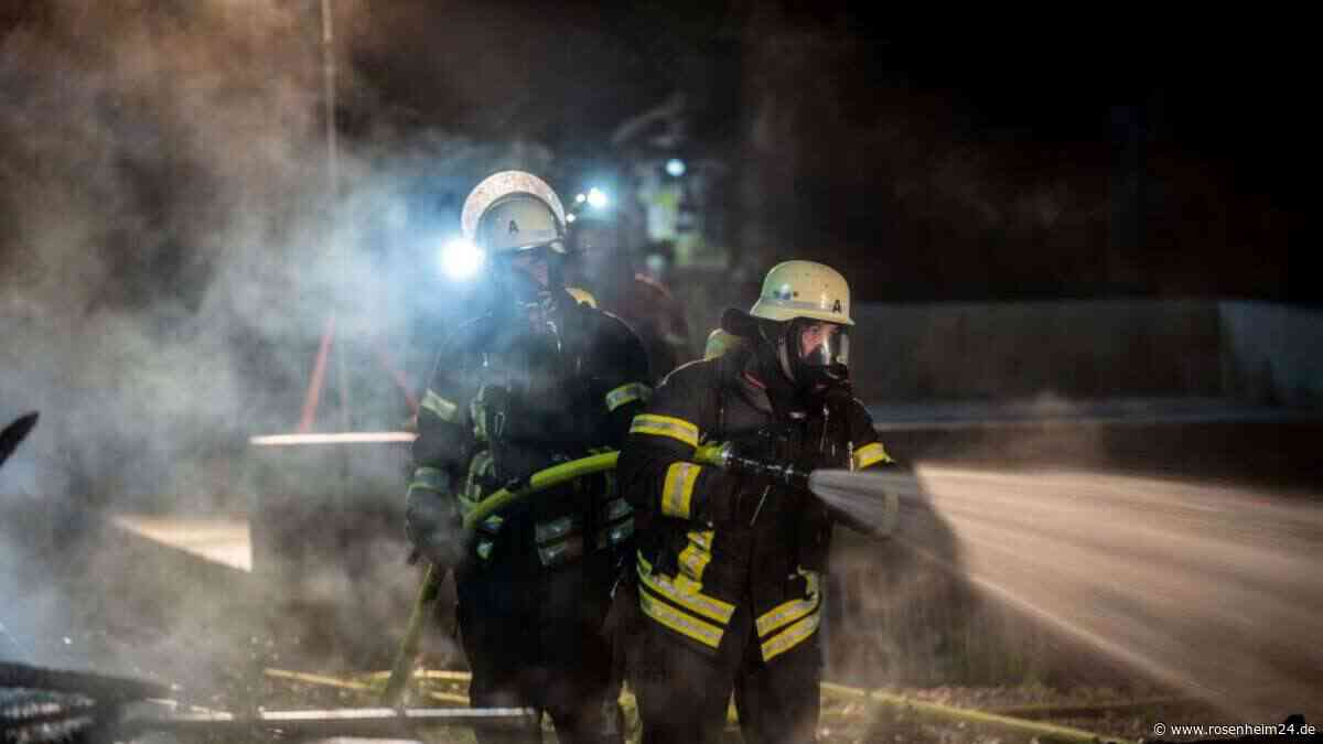Flammen schlagen aus Maschinenhalle – 112 Feuerwehrler im nächtlichen Großeinsatz
