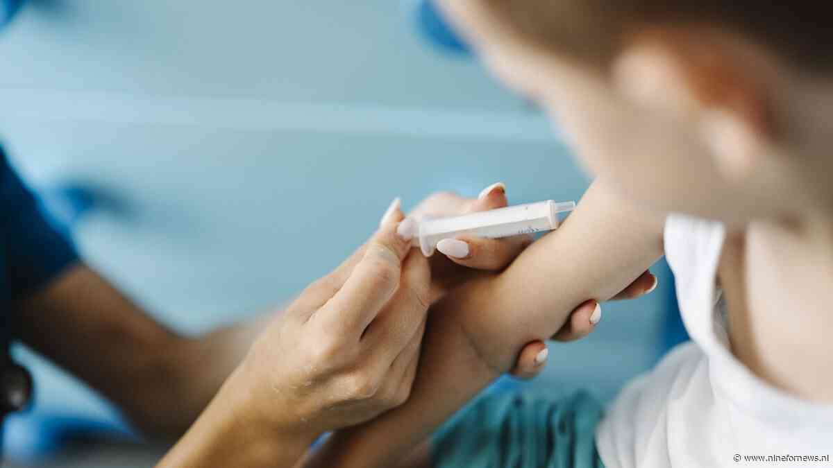 Na 15 jaar in de kraamzorg stelt deze vroedvrouw de ongemakkelijke vragen over kindervaccins