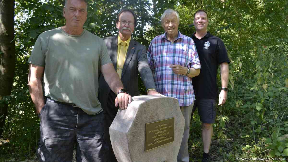 Heller Gedenkstein erinnert im Wald an eines der dunkelsten Kapitel Salzgitters