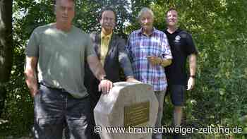 Heller Gedenkstein erinnert im Wald an eines der dunkelsten Kapitel Salzgitters