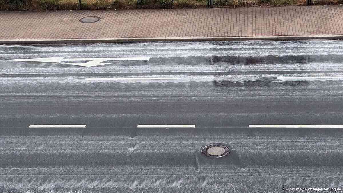 Weißer Schaum auf Straßen macht Fahrbahn rutschig