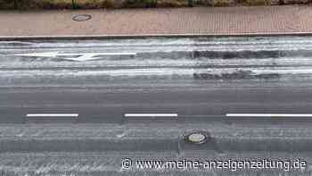 Weißer Schaum auf Straßen macht Fahrbahn rutschig