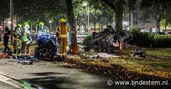 Dodelijke crash in Rotterdam, auto breekt in tweeën