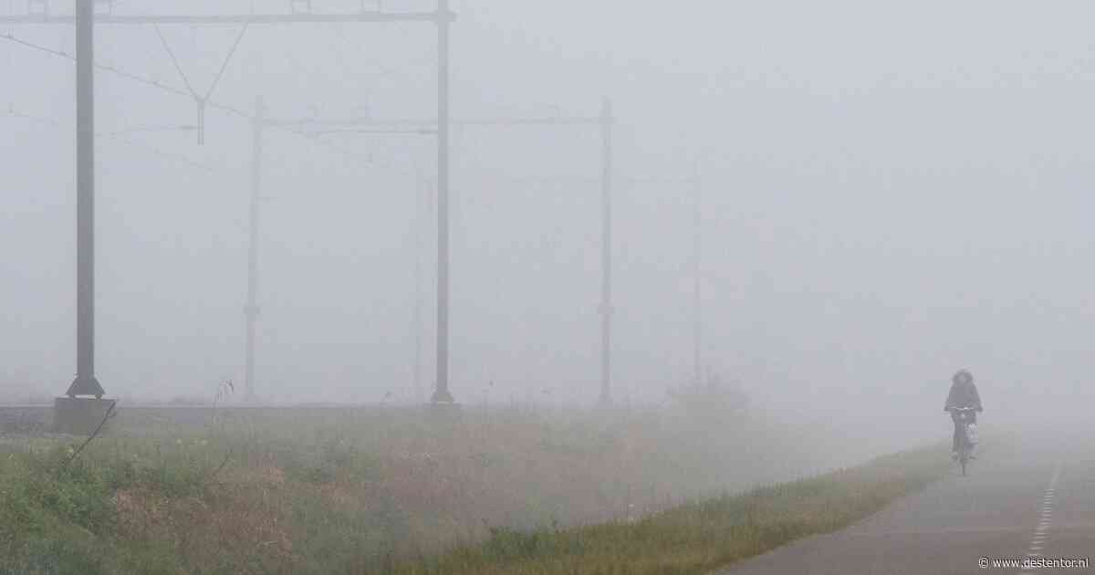 Zon en lokaal nevel of mist in Zwolle in de ochtend