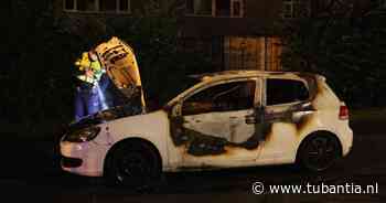 Geparkeerde auto verwoest door brand in Glanerbrug: politie zoekt getuigen en camerabeelden