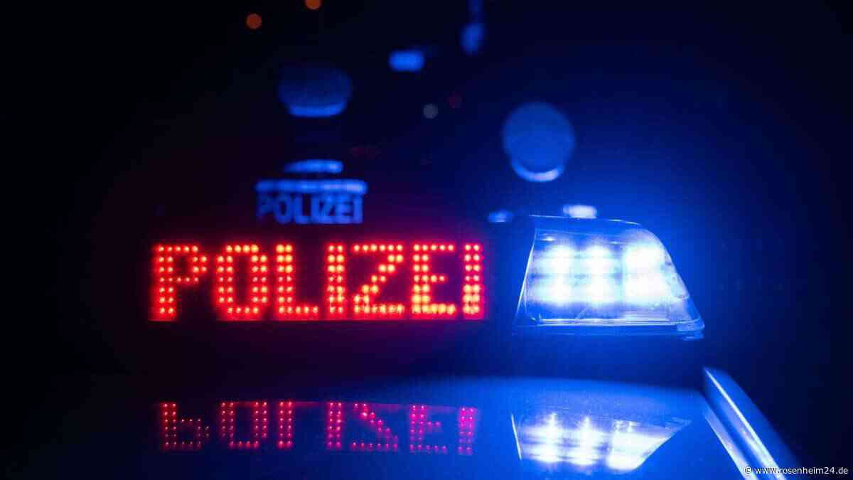 E‑Auto-Fahrer (48) prallt gegen Brückenpfeiler und wird aus Fahrzeug geschleudert – tot