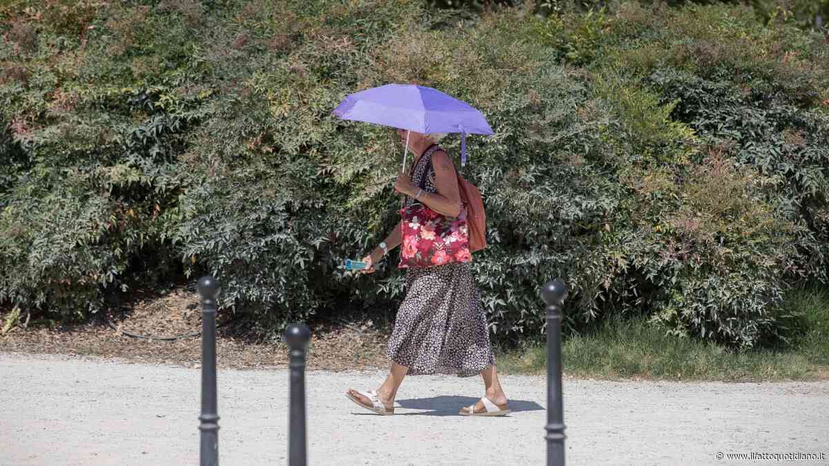 Barcellona, i rifugi climatici contro il caldo estremo chiudono per ferie: “Sulla carta oltre 500, ma sempre aperti sono solo la metà”