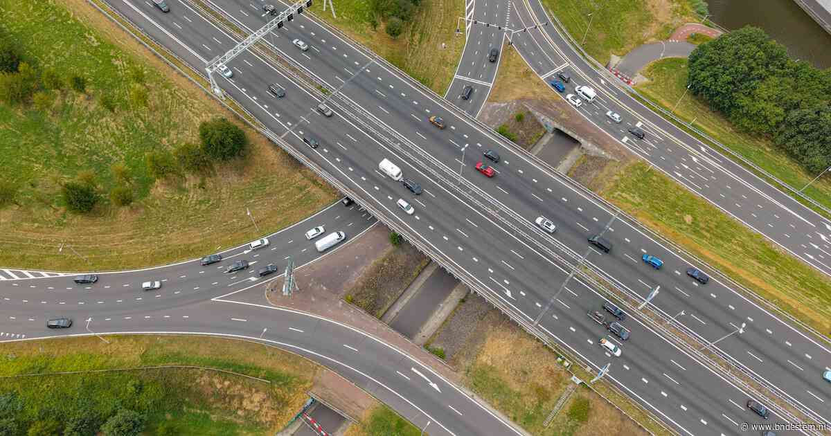 Beginnend motorrijder draait het gas open op de snelweg, maar staat dan voor een verrassing