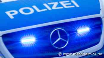 Unfall auf der A8 – Wohnanhänger kippt um und wird quer über Fahrbahn geschleift