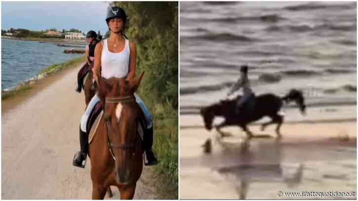 “Ho fatto un volo, ma un volo! Ho rotolato e fatto una capriola da Dragon Ball”: Paura per Belen Rodriguez, viene sbalzata dal cavallo Pongo e cade a terra sulla spiaggia