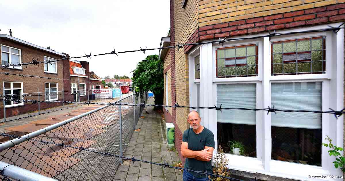 Bouwhek met prikkeldraad op anderhalve meter voor de deur zet Roland op scherp: ‘Enorme invloed op mijn woongenot’