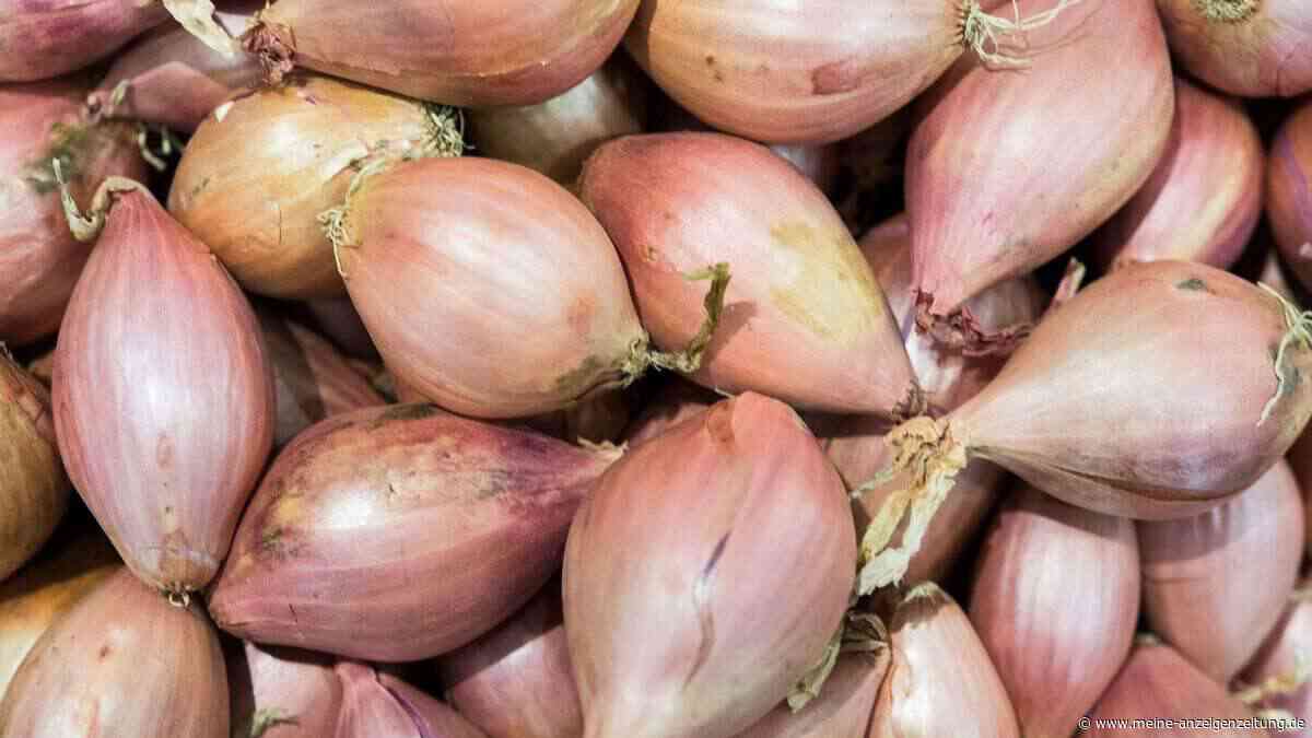 Lauter Fitzelchen beim Schälen: So geht der Schalotten-Trick