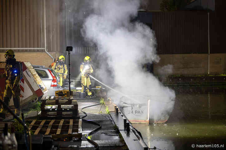 Boot in brand aan Conradkade in Haarlem
