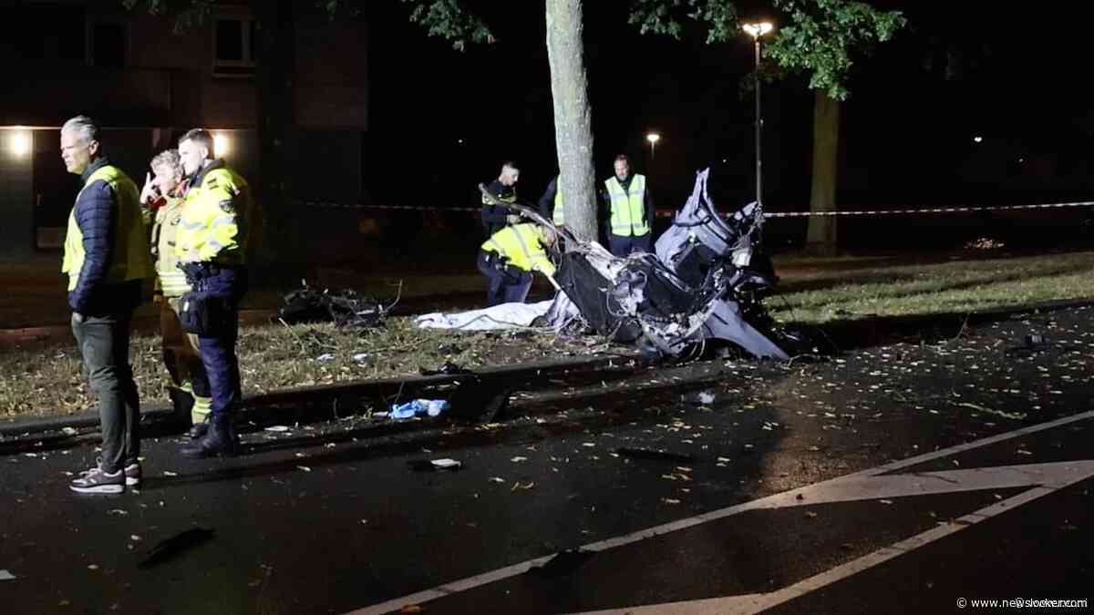 Dode en twee zwaargewonden bij ongeluk Rotterdam, auto in tweeën gebroken