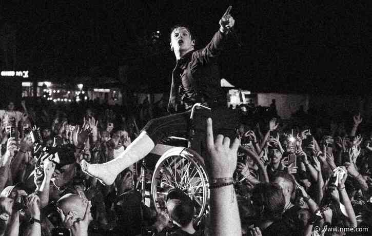 Watch Yungblud crowdsurf in a wheelchair after breaking his leg