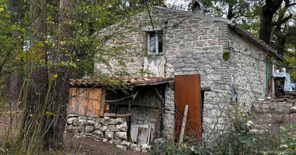 La famiglia nel bosco “assediata” da turisti per selfie e video: “Grazie, ma ci serve privacy”