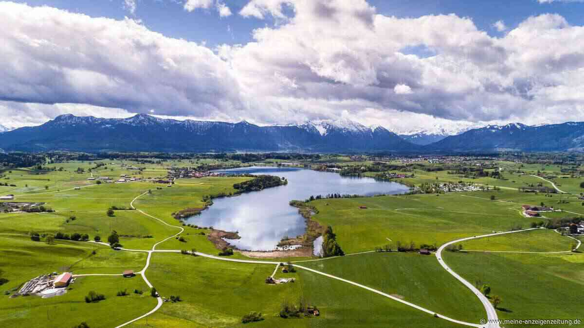 Ein Badesee mit Blick auf die Alpen – etwa eine Stunde von München entfernt