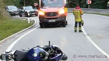 Am Sylvenstein: Motorradfahrerin stürzt in Kurve und prallt gegen Leitplanke
